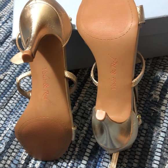 Beautiful bow front gold heals - Picture 3 of 8